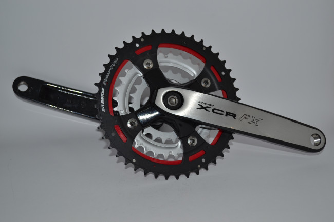 Шатун SR Suntour CW11 XCR V2 424FX SBD BSL 175MM 44/32/22T, чорний-сріблястий (SS100350) Шатун SR Suntour CW11 XCR V2 424FX SBD BSL 175MM 44/32/22T, чорний-сріблястий (SS100350)