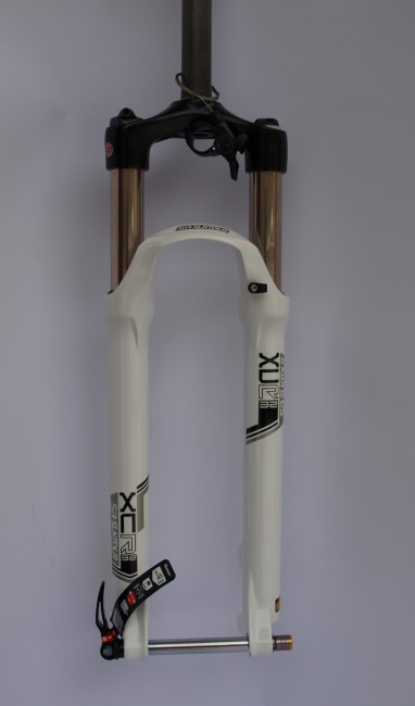 Вилка SR Suntour SF15 XCR AIR DS RL R 15QLC32 100 29", белый (SS100201)