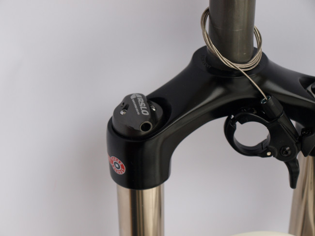 Вилка SR Suntour SF15 XCR AIR DS RL R 15QLC32 100 29", белый (SS100201)