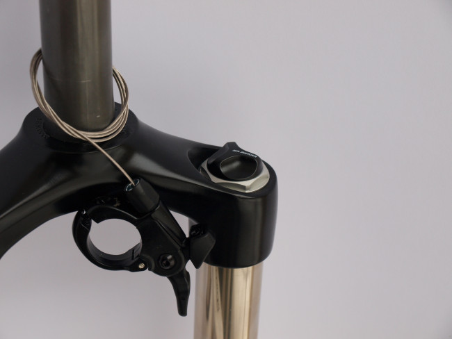 Вилка SR Suntour SF15 XCR AIR DS RL R 15QLC32 100 29", белый (SS100201)