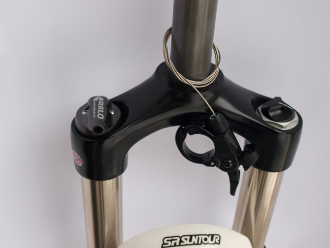 Вилка SR Suntour SF15 XCR AIR DS RL R 15QLC32 100 27.5", белый (1200114)